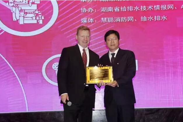 UL消防事業(yè)部總經(jīng)理Kevin R.Faltin與南方泵業(yè)股份有限公司總工程師趙才甫授牌合影。